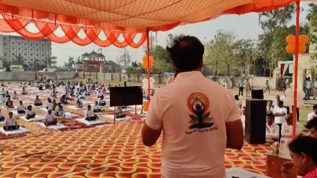 करो योग रहो निरोग,के नारे के साथ आयोजित हुआ योग दिवस,कैबिनेट मंत्री अनिल राजभर कार्यक्रम में हुए शामिल 