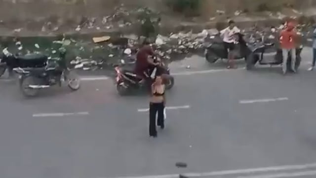 ▶️......दिल्ली में एक महिला द्वारा नशे में खुलेआम सड़क पर सार्वजनिक नंगई और बेहूदगी

वीडियो बनाने वाले ने गालियां देते हुए बनाया है वीडियो