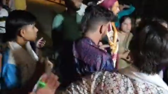 डा सचिन शर्मा जी ने श्री कुंजबिहारी दास जी महाराज के साथ बरसाना में राधा नाम संकीर्तन करते हुए बरसाना की परिक्रमा लगाते 
