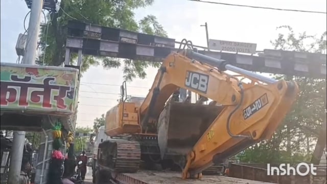 फरह ट्रक में लोड जेसीबी से रविवार शाम रेलवे फाटक बाल बाल बचा टूटने से 