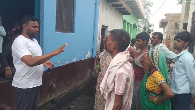 पानीगांव के नगला जामुन में ग्रामीणों ने प्रधान से की जल निकासी के समाधान की मांग
