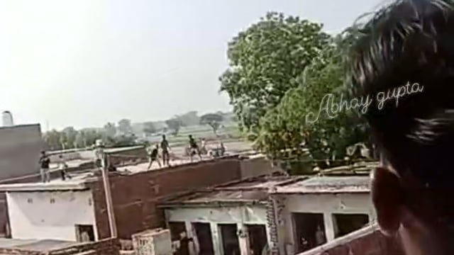 मथुरा की नगला नहारिया में बिके ईट पत्थर तडतडाई गोलीयां वीडियो सोशल मिडिया पर वायरल