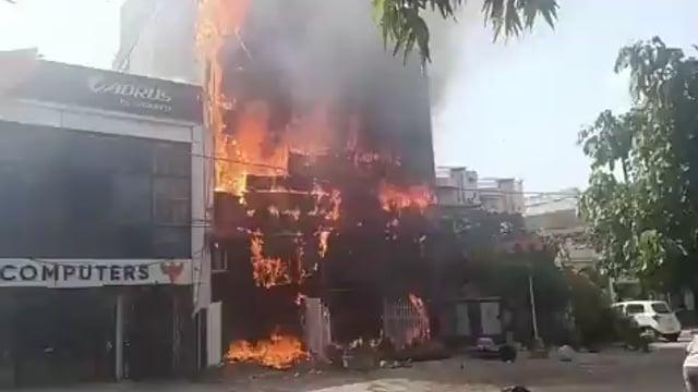 ▶️......लखनऊ के अलीगंज, पुरनिया चौराहे के पास लर्निंग स्पेस लाइब्रेरी में आग लगने के कारण 6 बच्चों की जलकर मौत, 10 से 12 बच्चों के अंदर फंसे होने की संभावना, DY CM ब्रजेश पाठक मौके पर फायर ब्रिगेड की 14 गाड़ियां आग बुझाने में जुटी, NDRF की टीम  लाइब्रेरी की पीछे की दीवाल तोड़कर शवों को निकाल रही है।
एक छात्र लाइब्रेरी से कूदा, एंगल फंसने से गंभीर घायल हुआ, लखनऊ ही नहीं बिना फायर NOC व अन्य किसी मानक के बाराबंकी सहित आसपास के जिलों में बड़ी मात्रा में लाइब्रेरी चल रही है।