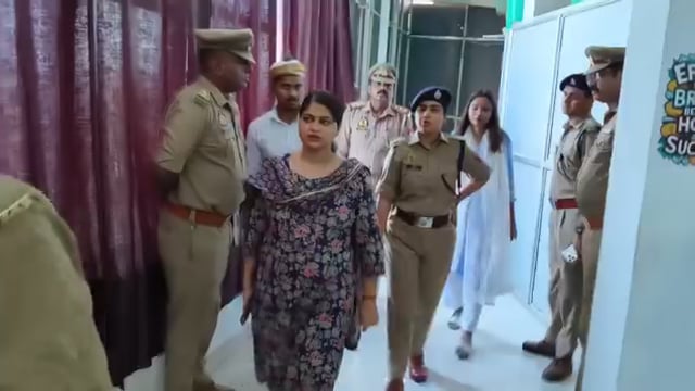 ​अंबेडकर नगर कोचिंग सेंटरों में सुरक्षा व्यवस्था को लेकर डीएम ईशा प्रिया और एसपी
प्राची सिंह का औचक निरीक्षण।