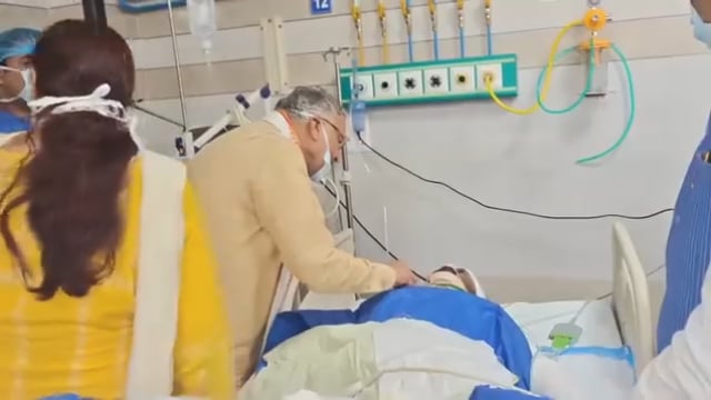 केजीएमयू ट्रॉमा सेंटर पहुंचे मंत्री सुरेश खन्ना, अग्निकांड के घायलों का जाना हाल

लखनऊ, 22 जून। उत्तर प्रदेश सरकार के वित्त एवं संसदीय कार्य मंत्री सुरेश कुमार खन्ना ने 22 जून को केजीएमयू ट्रॉमा सेंटर पहुंचकर अग्निकांड में घायल लवप्रीत और जयंत का कुशलक्षेम जाना। उन्होंने चिकित्सकों को दोनों घायलों के सर्वोत्तम उपचार की समुचित व्यवस्था सुनिश्चित करने के निर्देश दिए।