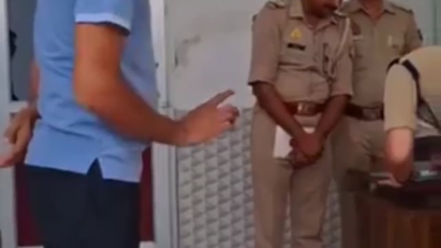 संभल में एक सनसनीखेज मामले में मासूम के साथ दरिंदगी करने वाले अपराधी को पुलिस ने आखिरकार पकड़ लिया है। घटना के बाद आरोपी लगातार फरार चल रहा था और पुलिस उसकी तलाश में जुटी थी। जांच में अहम भूमिका निभाई पुलिस डॉग ने, जिसने घटनास्थल से मिले सुरागों के आधार पर आरोपी तक पहुंचने में मदद की। कप्तान साहब ने डॉग को किया पुरस्कृत।