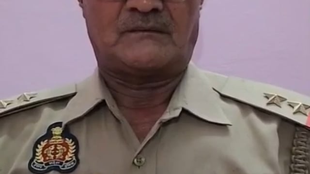 ▶️लखनऊ ◀️अलीगंज अग्निकांड मामले में निलंबित एफएसएसओ कमलेंद्र सिंह ने मुख्यमंत्री योगी आदित्यनाथ को पत्र लिखकर कार्रवाई को अन्यायपूर्ण बताया। उन्होंने कहा कि उनका कार्यक्षेत्र सीमित है, जबकि एनओसी जारी करने सहित सभी अधिकार मुख्य अग्निशमन अधिकारी (सीएफओ) के पास हैं। कमलेंद्र सिंह ने दमकल के देर से पहुंचने के लिए भी सीएफओ को जिम्मेदार ठहराते हुए उनकी जवाबदेही तय करने और अपने खिलाफ हुई कार्रवाई पर पुनर्विचार की मांग की है।