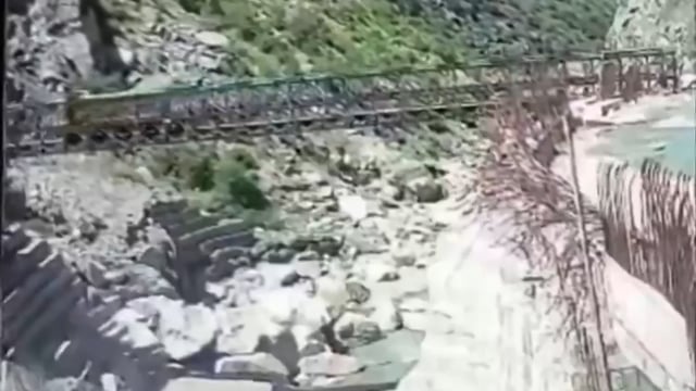 हिमाचल प्रदेश में पुल ढहने से बड़ा हादसा

पुल के अचानक ढह जाने के बाद एक ट्रक गहरी खाई में जा गिरा है

हादसे के बाद स्थानीय प्रशासन और बचाव दल मौके पर पहुंच गए हैं। 

चालक और अन्य संभावित प्रभावित लोगों की स्थिति को लेकर जानकारी का इंतजार है।