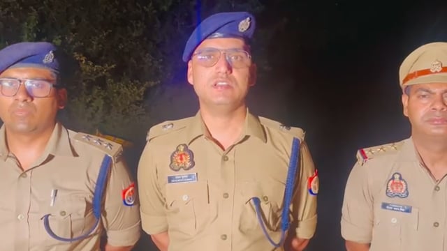 कांट में पुलिस मुठभेड़, दो बदमाश गिरफ्तार

शाहजहांपुर के थाना कांट क्षेत्र में पुलिस और बदमाशों के बीच हुई मुठभेड़ के दौरान दो अभियुक्तों को गिरफ्तार कर लिया गया। कार्रवाई के संबंध में अपर पुलिस अधीक्षक (नगर) ने बताया कि पुलिस टीम ने दोनों आरोपियों को दबोच लिया है और उनसे पूछताछ के साथ आगे की विधिक कार्रवाई की जा रही है।