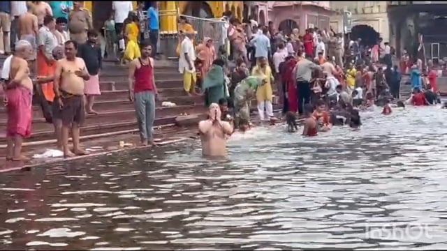मथुरा के विश्राम घाट पर गंगा दशहरा हुआ संपन्न श्रद्धालुओं का उमडा जन सैलाब 