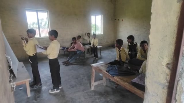 बंदी का आदेश, फिर भी खुला स्कूल; भीषण गर्मी में पहुंचे नौनिहाल