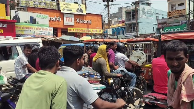 गोला चौक पर जाम का ग्रहण: धूप में तड़पते रहे लोग, प्रशासनिक व्यवस्था फिर हुई बेनकाब