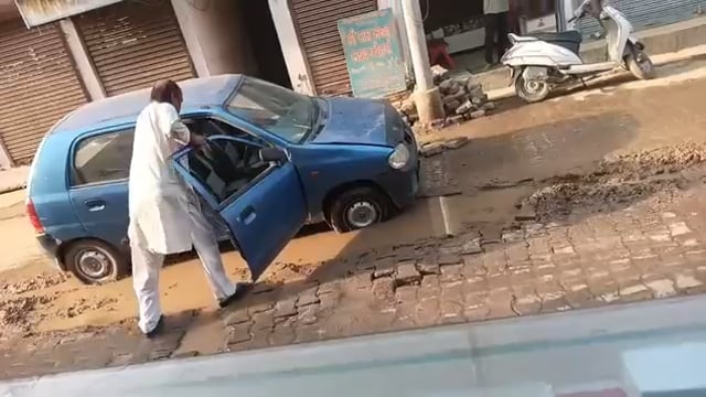 शाहजहांपुर हनुमतधाम रोड पर पाइपलाइन निर्माण से लोगों की बढ़ी परेशानी

शाहजहांपुर के हनुमतधाम रोड पर चल रहे पाइपलाइन निर्माण कार्य के कारण सड़क पर आवागमन प्रभावित हो रहा है। खुदाई और सड़क पर फैली मिट्टी के चलते कई वाहन फंस गए, जिससे लोगों को भारी दिक्कतों का सामना करना पड़ा। स्थानीय लोगों ने जल्द कार्य पूरा कर सड़क को सुचारु बनाने की मांग की है, ताकि यातायात व्यवस्था सामान्य हो सके।