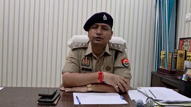 पुलिस टीम पर जानलेवा हमला कर दिया गया। हमले में दो पुलिसकर्मी घायल