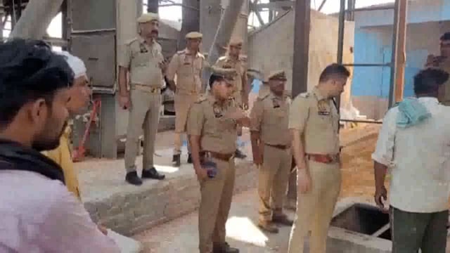 संभल के बहजोई कोतवाली क्षेत्र में राइस मिल में विषैली गैस से दो मजदूरों की हुई मौत मौके पर पहुंचे डीएम एसपी |