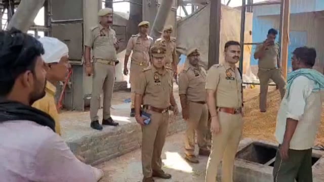 संभल के बहजोई कोतवाली क्षेत्र में राइस मिल में विषैली गैस से दो मजदूरों की हुई मौत मौके पर पहुंचे डीएम एसपी |