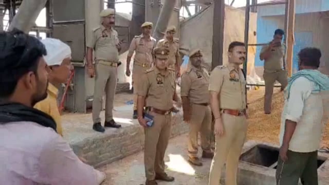 संभल के बहजोई कोतवाली क्षेत्र में राइस मिल में विषैली गैस से दो मजदूरों की हुई मौत मौके पर पहुंचे डीएम एसपी |