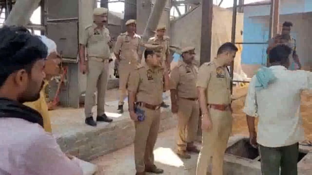संभल के बहजोई कोतवाली क्षेत्र में राइस मिल में विषैली गैस से दो मजदूरों की हुई मौत मौके पर पहुंचे डीएम एसपी |