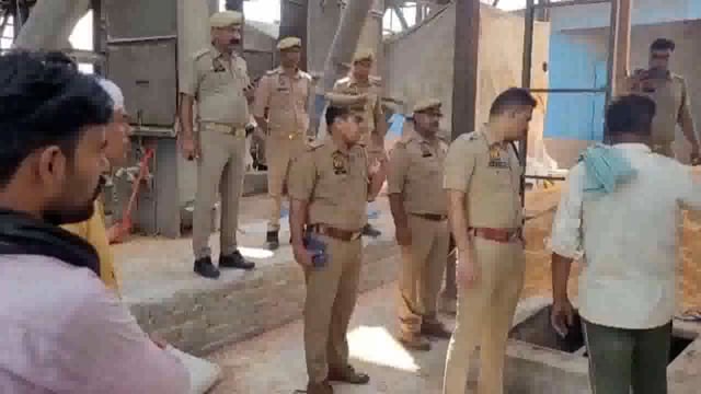 संभल के बहजोई कोतवाली क्षेत्र में राइस मिल में विषैली गैस से दो मजदूरों की हुई मौत मौके पर पहुंचे डीएम एसपी |