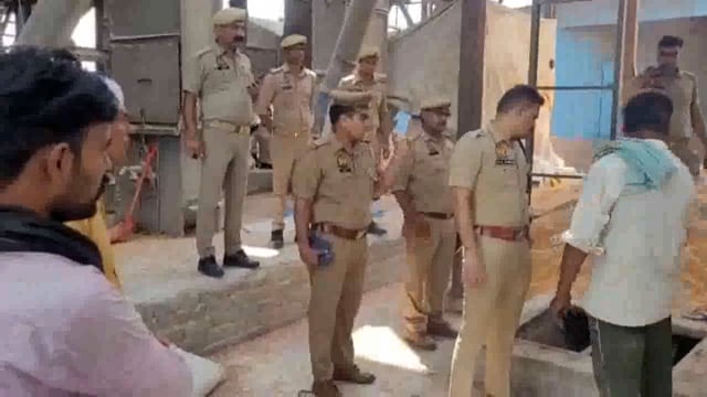 संभल के बहजोई कोतवाली क्षेत्र में राइस मिल में विषैली गैस से दो मजदूरों की हुई मौत मौके पर पहुंचे डीएम एसपी |