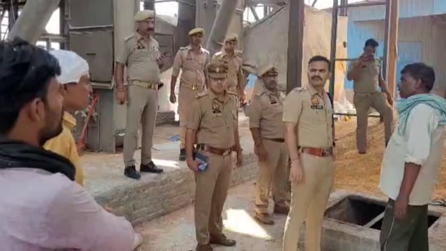 संभल के बहजोई कोतवाली क्षेत्र में राइस मिल में विषैली गैस से दो मजदूरों की हुई मौत मौके पर पहुंचे डीएम एसपी |