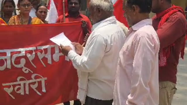 ब्लाॅक पहुंचे खेत एवं ग्रामीण मजदूर महासभा के कार्यकर्ता, मांगों को लेकर बीडीओ को सौंपा मुख्यमंत्री को सम्बोधित ज्ञापन