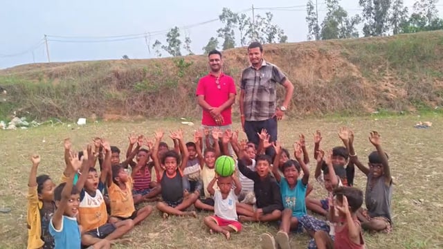 पंचायत समिति सदस्य ने बच्चों के बीच बांटा फुटबॉल 