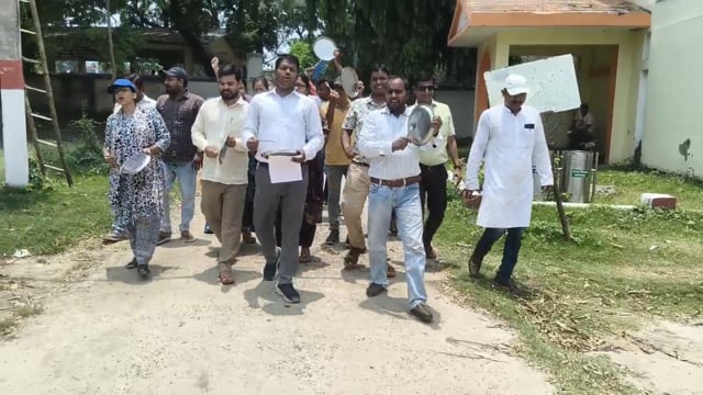 तिलकामांझी विश्वविद्यालय प्रशासनिक भवन परिसर में अपनी मांगों को लेकर अतिथि शिक्षकों ने किया थाली चम्मच का प्रदर्शन