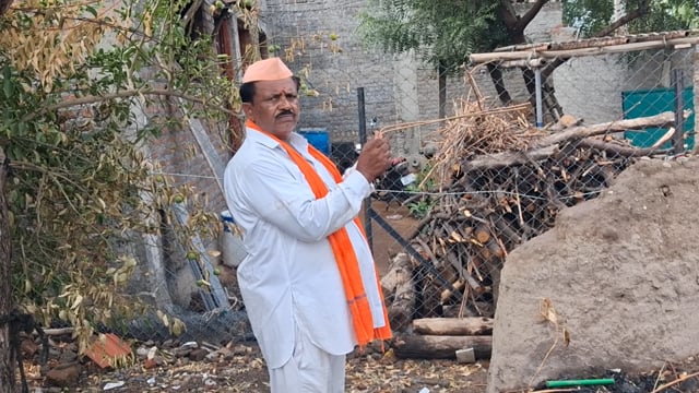 मोजा रेडवा येथील पाणबुडा प्रकाश बंडु जाधव पाणी पाहताना दिसत आहे पाणी पाहण्याचे शंभर टक्के गॅरंटी रिपोर्टर रामदत्त राठोड
