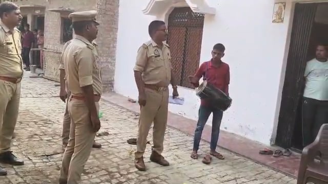  गुण्डा नियंत्रण अधिनियम के तहत प्रभावी कार्यवाही,अभियुक्त मनोज कुमार यादव को नोटिस तामील कर मुनादी कराईगई,