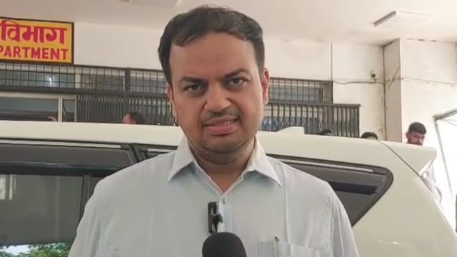 *गाजीपुर के सदर तहसील क्षेत्र में सरकारी कार्य के दौरान लेखपाल पर हुए जानलेवा हमले के बाद हाल-चाल जानने अस्पताल पहुंचे ड