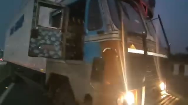 नशे में ट्रक चालक ने पुल पर रोका वाहन, स्थानीय लोगों ने उठाई सख्त कार्रवाई की मांग

शाहजहांपुर के नगरिया मोड़ के आगे पुल पर एक ट्रक संदिग्ध हालत में खड़ा मिला। स्थानीय लोगों के अनुसार चालक नशे में था और उसने खुद शराब पीने की बात स्वीकार की। सूचना मिलने पर नगरिया चौकी पुलिस मौके पर पहुंची। लोगों ने शराब पीकर भारी वाहन चलाने वालों के खिलाफ नियमित जांच अभियान चलाकर कड़ी कार्रवाई की मांग की है, ताकि सड़क हादसों पर रोक लगाई जा सके।