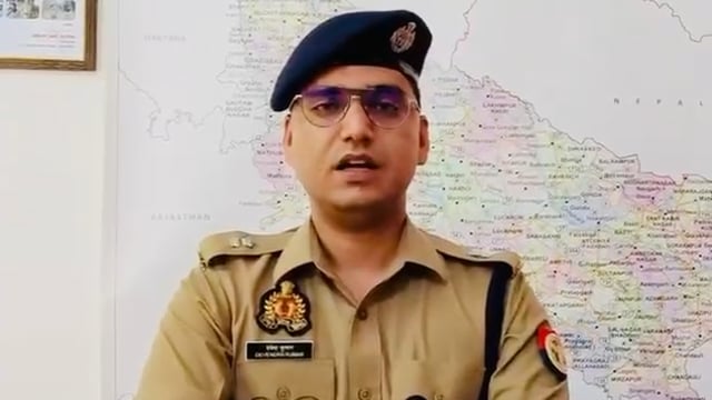 महिला हत्याकांड का खुलासा, आरोपी गिरफ्तार | ASP सिटी ने दी पूरी जानकारी

शाहजहाँपुर: थाना सेहरामऊ दक्षिणी क्षेत्र में महिला की हत्या के मामले का पुलिस ने सफल अनावरण करते हुए आरोपी को गिरफ्तार कर लिया है। अपर पुलिस अधीक्षक नगर ने बताया कि एसओजी, सर्विलांस सेल और थाना सेहरामऊ दक्षिणी पुलिस की संयुक्त टीम ने त्वरित कार्रवाई कर घटना का खुलासा किया। मामले में आरोपी के खिलाफ विधिक कार्रवाई की जा रही है।