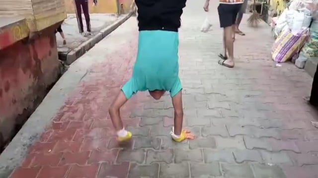 MANT-हाथों के बल 7 किलोमीटर की परिक्रमा, आखिर कौन है यह नन्हा,राधारानी भक्त,,