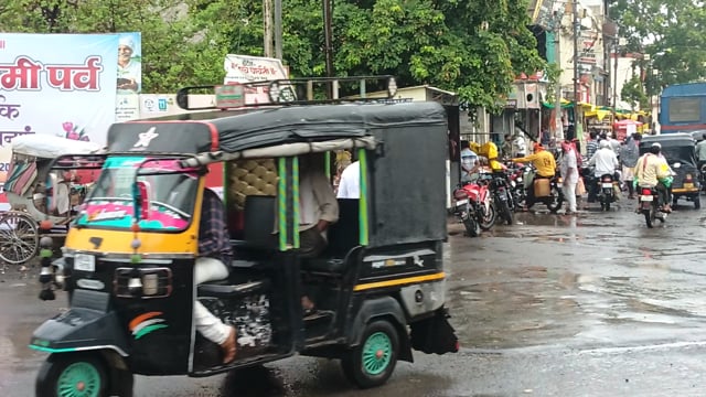 भारी बारिश में अपना कर्तव्य निभाते ट्रैफिक कर्मचारी