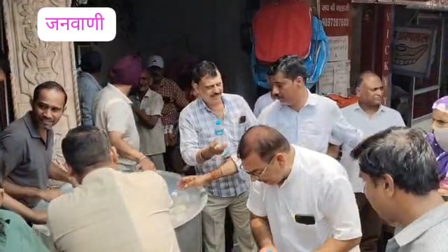 मुजफ्फरनगर नेहरू मार्केट एसोसिएशन के द्वारा आज झांसी रानीपर ठंडी कोल्ड ड्रिंक की बोतल और पानी का प्रसाद वितरण किया
