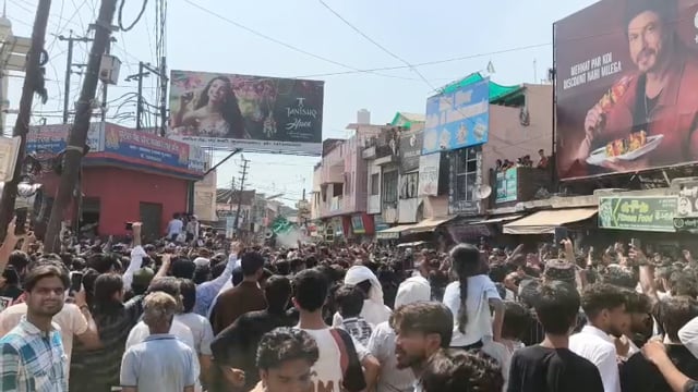 *आज 10 मोहर्रम पर शिया सोगवारों ने निकाला खूनी मातम का जलूस प्रचंड गर्मी व तेज धूप से कुछ राहत  नगरपालिका गाड़ी से उनके ऊपर डाली जा रही पानी की बौछारो से उनको थोड़ी राहत मिल रही हे प्रशासन भी पूरी तरह से मुस्तैद हे*