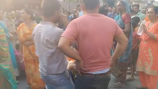 झंडाकला के रहने वाले युवक की मौत के मामले में परिजनों ने शव रखकर सड़क किया जाम, मौके पर सिटी मजिस्ट्रेट, नगर क्षेत्राधिक