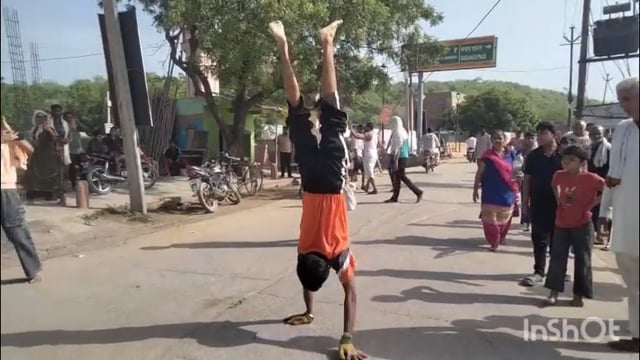 13 वर्षीय बच्चा हाथों के बल लगा रहा राधा रानी की परिक्रमा