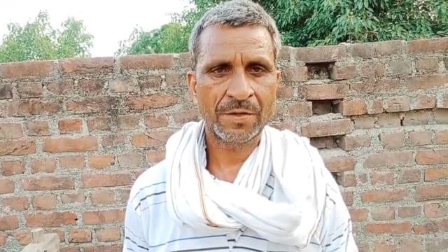 जहरीला चारा खिलाकर दो दुधारू भैंसों की मौत, किसान को सवा दो लाख का नुकसान

शाहजहांपुर के मुडिगवा गांव में संदिग्ध परिस्थितियों में जहरीला पदार्थ खिलाए जाने से दो दुधारू भैंसों की मौत हो गई, जबकि एक अन्य पशु का इलाज जारी है। पीड़ित किसान बिनेश सिंह यादव ने रंजिश के तहत घटना को अंजाम दिए जाने की आशंका जताई है। पुलिस ने जांच शुरू कर दी है और पोस्टमार्टम के बाद मौत के कारण स्पष्ट होने की बात कही है। वहीं, पीड़ित की तहरीर पर अभी तक मुकदमा दर्ज न होने से परिवार और ग्रामीणों में नाराजगी है।