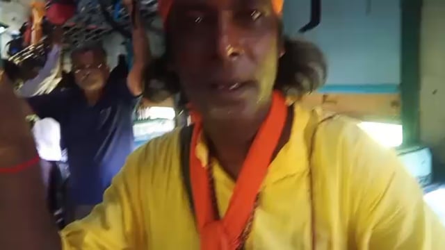 खामक बाह्य यंत्र पर रेल के सफर में गीत संगीत का जादुई तरंग बिखेरता लोक कलाकार 