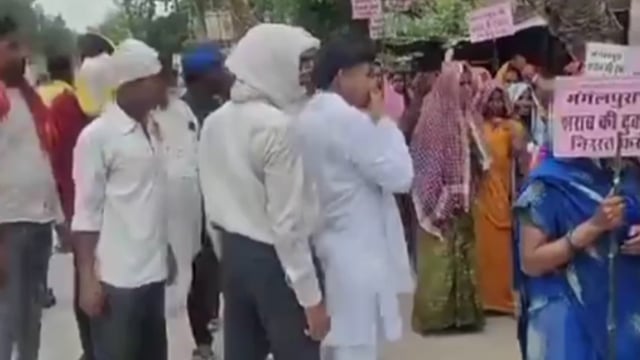 मंगलपुरा ग्राम सभा मे नई शराब के दुकाम की आवंटन को लेकर बांसडीह कस्बे में ग्रामीणों ने किया विरोध प्रदर्शन