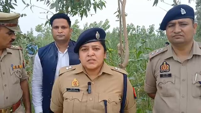 सिंधौली में गन्ने के खेत में अज्ञात युवती का शव मिलने से सनसनी, पुलिस जांच में जुटी

शाहजहाँपुर के सिंधौली थाना क्षेत्र में गन्ने के खेत से एक अज्ञात युवती का शव बरामद होने से इलाके में सनसनी फैल गई। सूचना पर पुलिस मौके पर पहुंची और शव को कब्जे में लेकर पोस्टमार्टम के लिए भेज दिया। अपर पुलिस अधीक्षक (ग्रामीण) ने बताया कि युवती की पहचान कराने और घटना के सभी पहलुओं की गहन जांच की जा रही है। जल्द ही मामले का खुलासा करने का प्रयास किया जा रहा है।