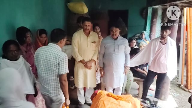 प्रखंड प्रमुख की माता के निधन पर विधायक सहित अन्य जनप्रतिनिधियों ने पुष्प अर्पित कर दी श्रद्धांजलि