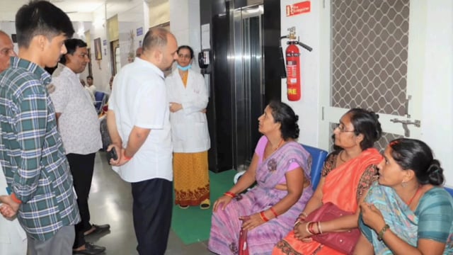 प्रतापगढ़ के जिलाधिकारी अभिषेक पांडेय ने मनगढ़धाम का किया निरीक्षण अस्पताल की स्वास्थ्य सेवाओं का लिया जायजा,