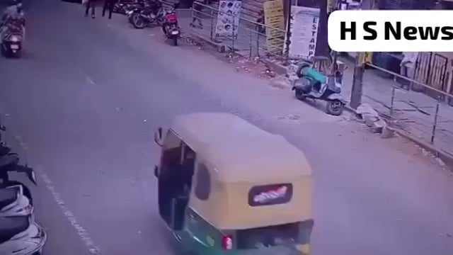 स्कूटी सवार मजे से धीमी स्पीड में सड़क पर जा रहा था,  बस एक गलती ही उसकी ड्राइविंग में थी कि हेलमेट नहीं पहना था। एक पेड़ की शाख टूटी और सर पर आ लगी। गिरा भी सर के बल। अब कोमा में बताया जा रहा है। घटना बेंगलुरु के राजाजीनगर की है