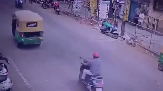 ▶️.....स्कूटी सवार मजे से धीमी स्पीड में सड़क पर जा रहा था,  बस एक गलती ही उसकी ड्राइविंग में थी कि हेलमेट नहीं पहना