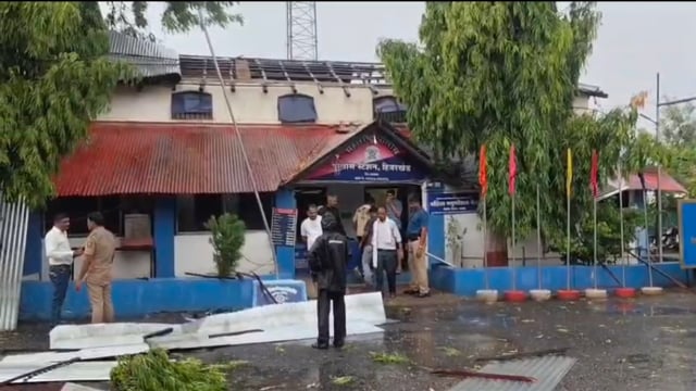 हीवर खेड़ पोलिस स्टेशन का छत उड़ा