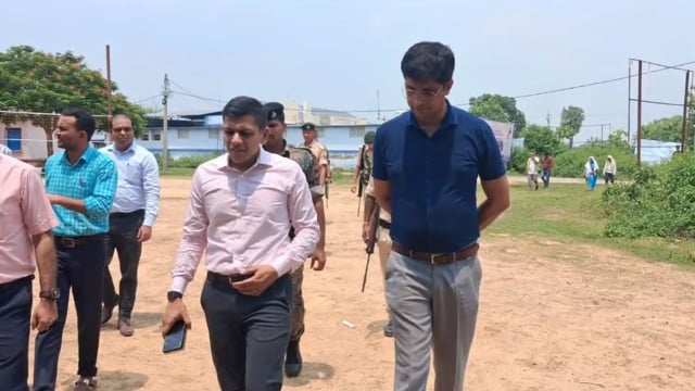 फुल्लीडुमर में डीएम का सख्त प्रहार, औचक निरीक्षण में खुली लापरवाही की परतें; कई अधिकारियों का वेतन अवरूद्ध