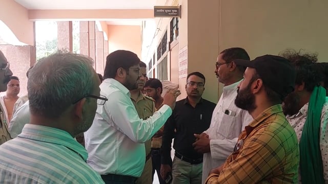 भूख हड़ताल हटाने को लेकर एसडीएम और किसान नेताओं में तीखी नोकझोंक